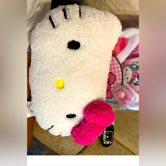 (NEW)HELL0 KITTY PILL0W - Picture 1 of 3